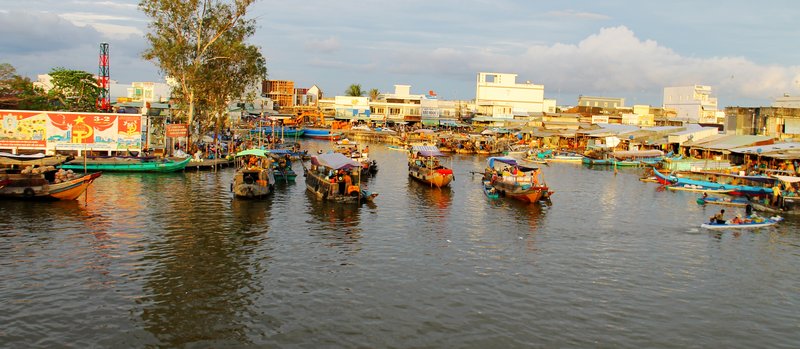 Mỗi ngày từ chợ nổi Cái Nước, hàng trăm tấn hàng hóa chủ yếu là hàng tươi tỏa đến khắp các sông/rạch trong vùng nuôi tôm để đáp ứng nhu cầu mua thực phẩm của cư dân.