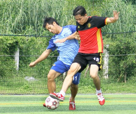 Trận tranh hạng ba giữa Phòng PC 49 (áo xanh) thắng Sở Tài nguyên Môi trường 7-2.