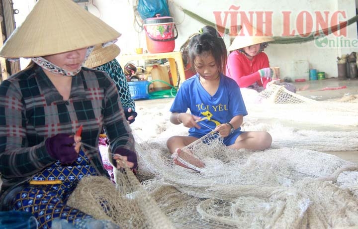 Nghề đan vá lưới giúp giải quyết việc làm, tăng thu nhập. “Càng đan vá lưới nhiều, tức là biển còn nhiều cá.”- một thợ đan lưới cho biết.