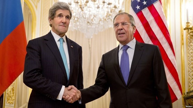 Ngoại trưởng Sergei Lavrov (phải) và Ngoại trưởng John Kerry. (Nguồn: Reuters)