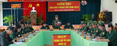 Họp thành lập ủy ban quân sự.
