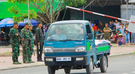Thời điểm thiết quân luật có hiệu lực, người, phương tiện phải chịu sự kiểm tra của quân đội.