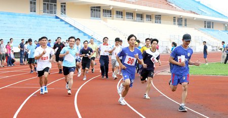 Xuất phát chạy việt dã nam.