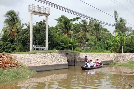 Cống hở Cây Điều mặc dù được gia cố, thay mới cửa nhưng vẫn đe dọa sạt lở.