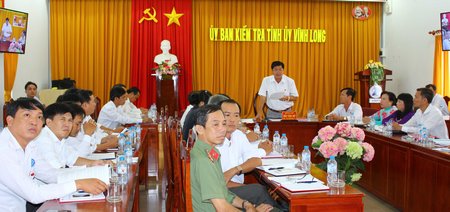 Đại biểu tại điểm cầu Vĩnh Long trao đổi, thảo luận ý kiến