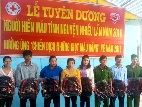 Lễ tuyên dương người hiến máu nhân đạo nhiều lần năm 2016. Ảnh do Hội Chữ thập đỏ TX Bình Minh cung cấp.