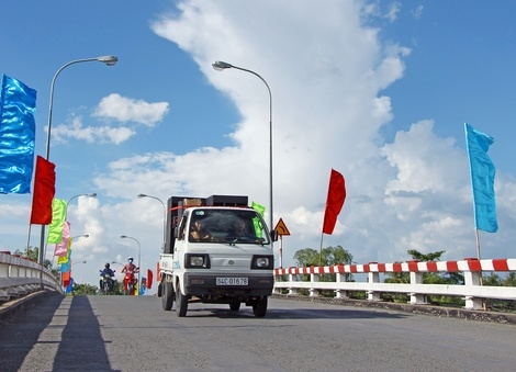 Cầu, đường được đầu tư xây dựng tạo điều kiện thuận lợi trong giao thương.