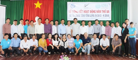 Các thành viên Tổ chức ADRA chụp hình lưu niệm cùng các đơn vị có liên quan tại lễ tổng kết.