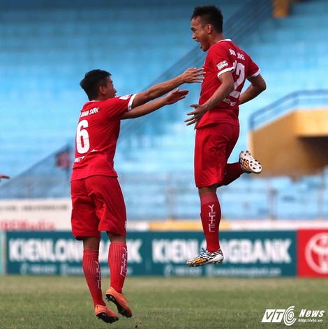 Thắng chung cuộc 3-2, Viettel sẽ đá trận play-off với Long An vào ngày 23/9 để xác định đội đá V-League 2017 (Ảnh: Quang Minh)