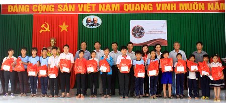  Đối tượng nhận quà là học sinh nghèo hiếu học ở cấp tiểu học và THCS.