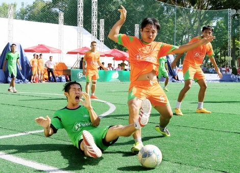 Cty Quảng cáo VL (áo cam) trong thắng Cty TNHH Huy Hoàng 4-0