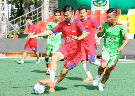 LBM Cần Thơ (áo đỏ) trong thắng Petrolimex Gas Cần Thơ 1-0
