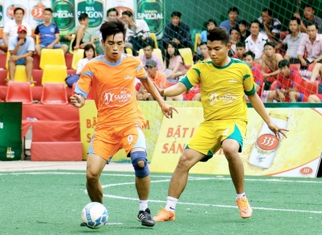 Tài Thịnh Phát (TP Hồ Chí Minh- áo cam) trong thắng Tuyết Kim Chỉ TP Vĩnh Long 8-3.