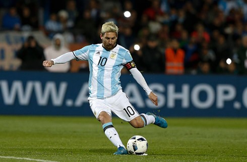 Lionel Messi là người hùng của Argentina trong chiến thắng trước Uruguay (Ảnh: Getty)