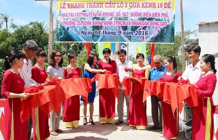  Lãnh đạo địa phương cùng nhà tài trợ và đơn vị thi công cắt băng khánh thành. 