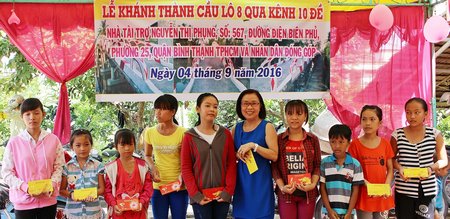 Dịp này, bà Nguyễn Thị Phụng còn hỗ trợ 20 phần quà cho hộ nghèo và học sinh nghèo (200.000 đ/phần). 
