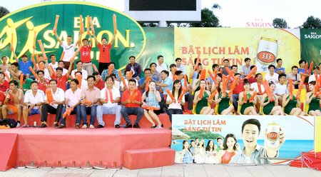 Người hâm mộ đến sân cổ vũ cho các cầu thủ thi đấu.