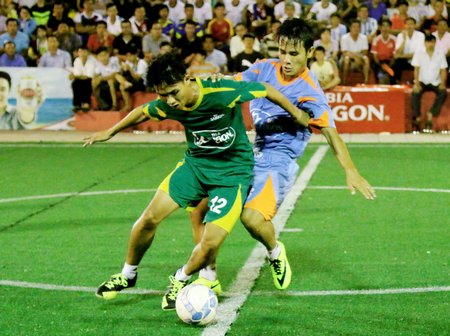 Tiến Thành FC (áo xanh lá) có cuộc lội ngược dòng ngoạn mục để thắng Casuco Hậu Giang 2-1.
