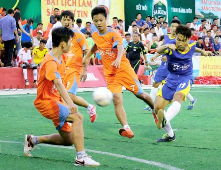  Tài Thịnh Phát (TP Hồ Chí Minh- áo cam) thi đấu tấn tượng tại giải lần này.