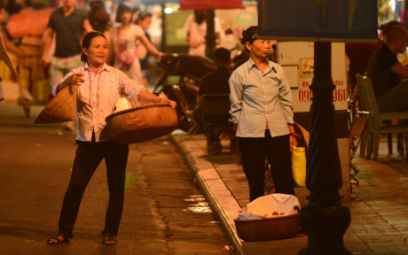 Mặt hàng rất đa dạng: từ đồ chơi trẻ em, đồ ăn, nước uống...