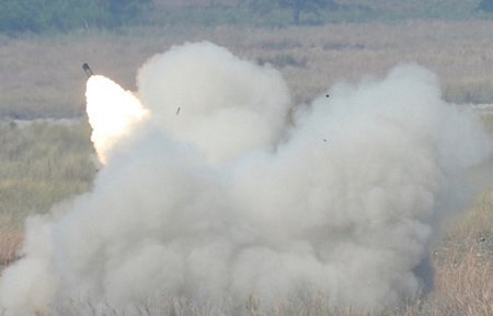 Hệ thống rocket-pháo cơ động cao (HIMARS) của Mỹ khai hỏa. (Ảnh: AFP)