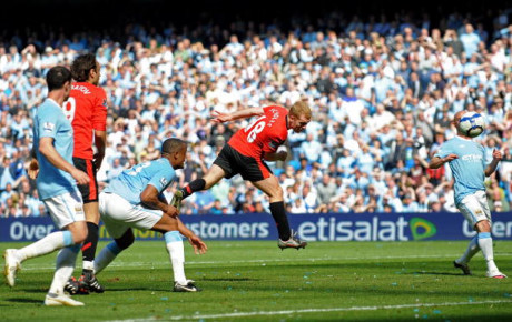 Paul Scholes đánh đầu thành bàn đúng phút cuối cùng, giúp MU thắng 1-0 ngay tại Etihad năm 2010.