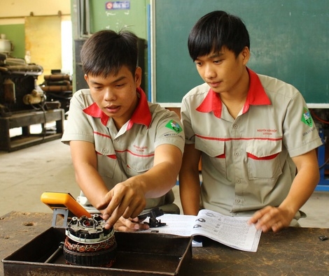 Chăm chỉ học tập, say mê nghiên cứu nên Luật (trái) luôn đạt thành tích cao.