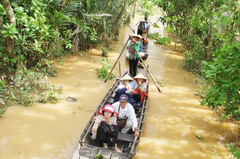 Đi xuồng chèo trên rạch Bà Năm- cù lao Tân Phong.