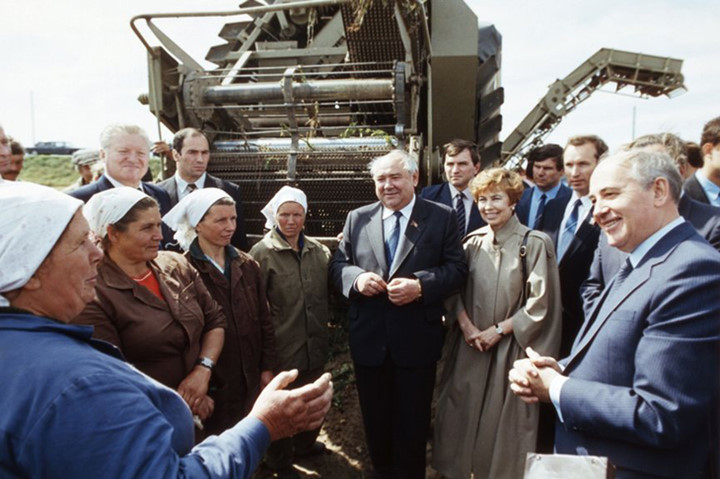 Gorbachev nói chuyện với nông dân trồng cà chua trong chuyến thăm nông trang tập thể Zavorov gần Moscow vào tháng 8/1987. Ảnh: UIG.