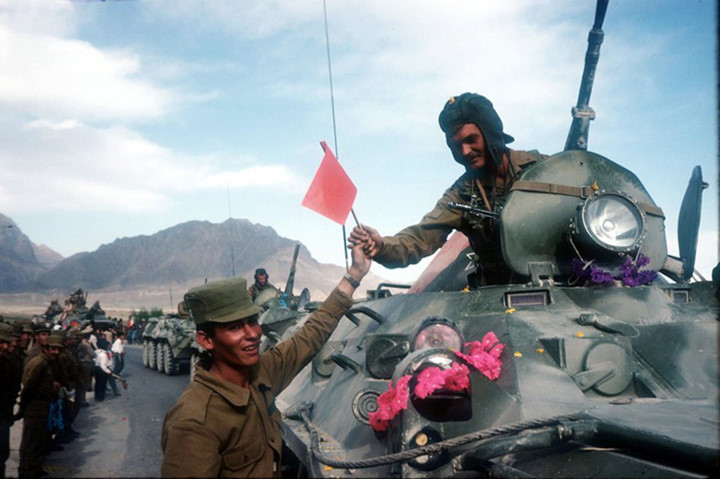 Cuộc chiến mà quân đội Liên Xô tham gia ở Afghanistan kết thúc vào tháng 5/1988, cho thấy quan hệ ấm lên giữa Mỹ và Liên Xô. Ảnh: Getty.