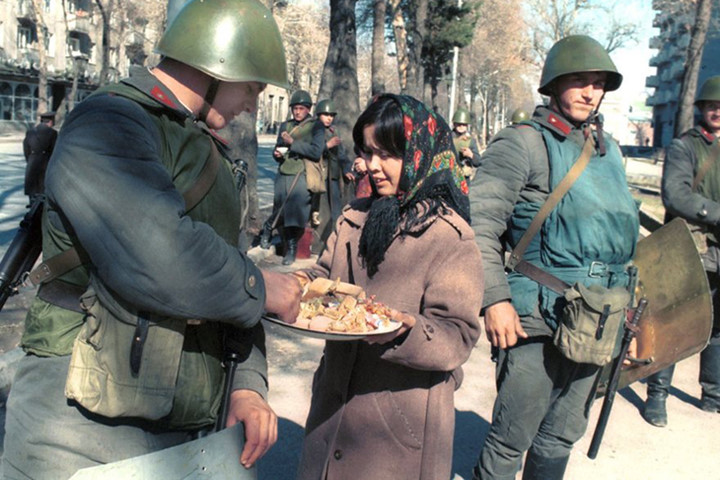 Tình trạng khẩn cấp được ban bố ở Dushande, Tajikistan (nước cộng hòa thuộc Liên Xô) vào tháng 2/1990. Ảnh: UIG.