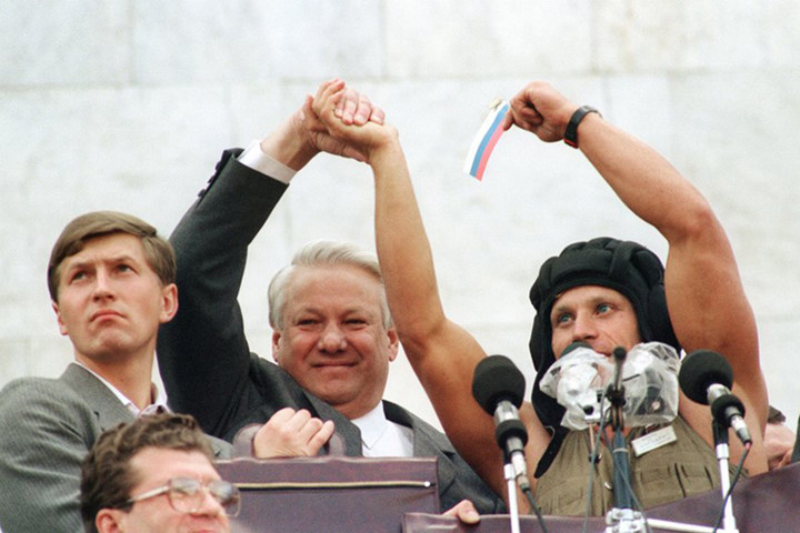 Tổng thống Nga Boris Yeltsin khi đó đã hỗ trợ Gorbachev dập tắt đảo chính vào tháng 8/1991. Ảnh: Getty./.