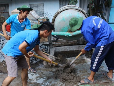  Sinh viên trường tham gia hỗ trợ xây nhà nhân ái