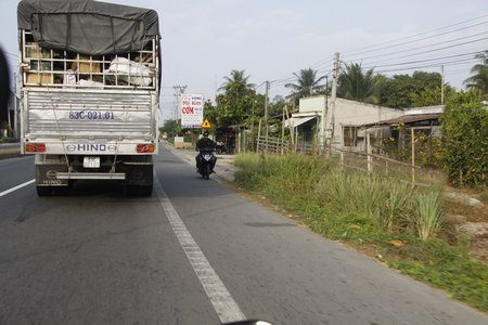 Đi vào đường cấm, khu vực cấm; đi ngược chiều của đường một chiều, đi ngược chiều trên đường có biển “Cấm đi ngược chiều”, bị phạt tiền từ 300.000- 400.000đ và phạt bổ sung tước GPLX từ 1- 3 tháng. Ảnh: ĐÔNG BÌNH