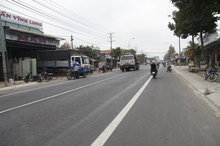 Đường Đinh Tiên Hoàng có vạch kẻ đường liền, nếu chấp hành đúng luật (không đè vạch) thì rất khó vào nhà. 