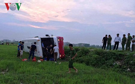   Xe ô tô của nhóm đối tượng tổ chức đánh bạc bị lật xuống ruộng