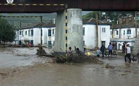 Người dân Triều Tiên dọn dẹp hậu quả sau một trận lũ hồi năm 2015. (Ảnh: Reuters)