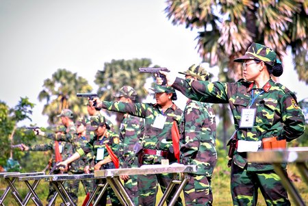 Các VĐV nữ tranh tài ở nội dung súng ngắn K54 bài 1.