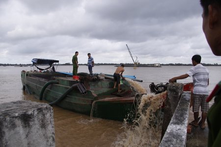 Cơ quan chức năng đang kiểm tra lượng cát trên xà lan.