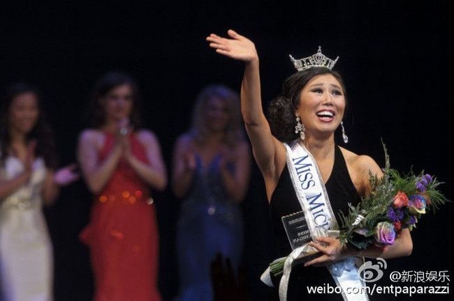 Trở thành người gốc Á đầu tiên đăng quang trong lịch sử Miss Michigan nhưng Arianna Quan lại bị chính người dân Trung Quốc chê bai về nhan sắc. Không ít người cho rằng, cô có gương mặt không đường nét, già so với tuổi thật, vóc dáng thô. Ngay tại quê nhà Trung Quốc, dư luận nước này đánh giá đây là 