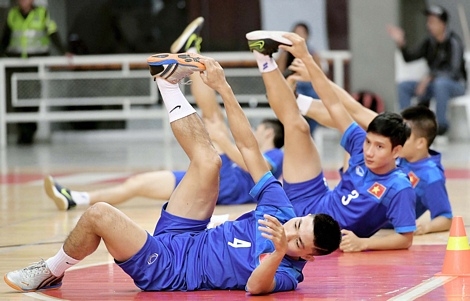 Các cầu thủ đội tuyển futsal Việt Nam khởi động.