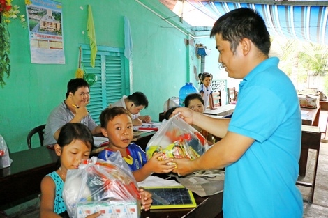 Nhiều học trò cũ cảm mến tấm lòng của cô Nga và thương các em nhỏ kém may mắn nên thường xuyên về hỗ trợ quà bánh.