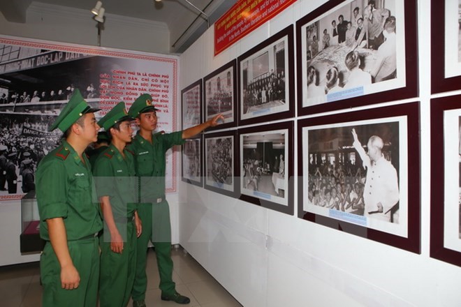 Triển lãm chuyên đề "Xây dựng nhà nước của dân, do dân, vì dân theo tư tưởng Hồ Chí Minh" tại Thừa Thiên-Huế. (Ảnh: Hồ Cầu/TTXVN)  