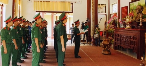 Đoàn dâng hương tưởng niệm và hứa quyết tâm xứng danh ngôi trường mang tên Trần Đại Nghĩa