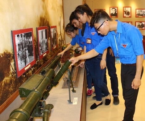 Sinh viên trường tham quan hiện vật tại nhà trưng bày 