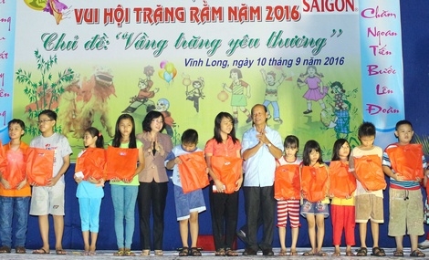 Phó Bí thư Thường trực Tỉnh ủy- Trương Văn Sáu tặng quà cho các thiếu nhi