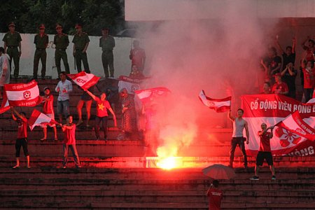 Ngay từ những phút đầu tiên của trận đấu, CĐV Hải Phòng lợi dụng sự sơ hở của an ninh trên sân Long An để đốt pháo sáng