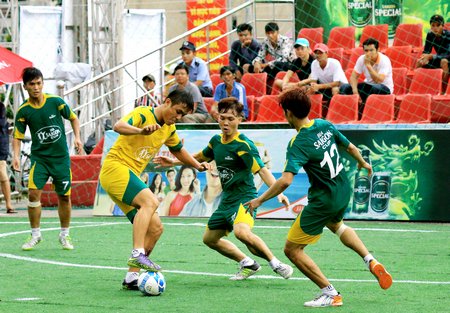 Đinh Gia FC (áo xanh lá) trong trận thắng Gia Phát Nguyễn 3-2 bằng đá luân lưu sau khi hòa 1-1. 