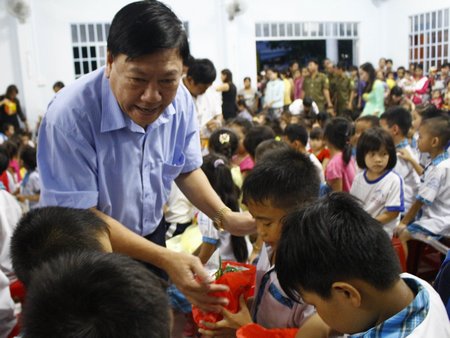  Bí thư Tỉnh ủy- Trần Văn Rón tặng quà Trung thu cho trẻ em xã Tân Long (Mang Thít) vào chiều 12/9.  Ảnh: TÂN LIỄU