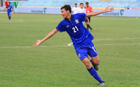 Supachai ấn định tỉ số 2-1 cho U19 Thái Lan. (Ảnh: Trọng Phú)